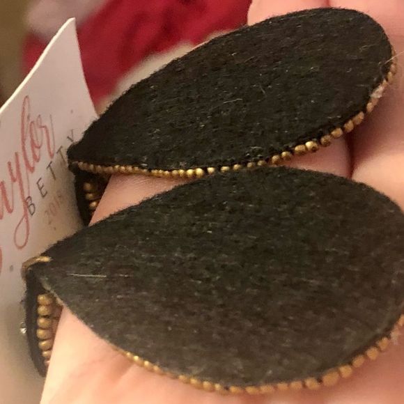 Seed bead earring and Swarovski bracelet, gold tone - Picture 4 of 8